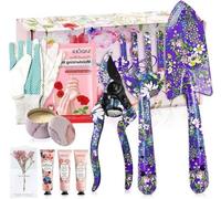 Coffret de 10 outils de jardinage comprenant des gants, une pelle, un sécateur, une houe, des bougies, une crème pour les mains et un motif floral, le tout présenté dans un joli emballage cadeau