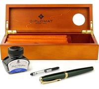 Coffret stylo plume Diplomat Excellence A2 Evergreen Gold avec une cartouche d'encre pour stylo plume bleu roi, présenté dans un coffret en bois précieux de grande qualité, avec des bagues en acier in