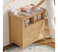 Commode à langer Flieks avec 2 tiroirs et des espaces de rangement ouverts, table à langer avec barrière de sécurité amovible, dimensions de la commode : 82 x 50 x 90 cm, finition naturelle