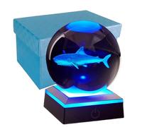 Conalisk Veilleuse 3D en forme de requin en forme de boule de cristal de 8,9 cm avec base LED, décoration en forme de requin, cadeau d'anniversaire, de Noël pour garçons, filles, amis
