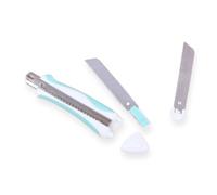 Craftelier - Cutter Professionnel avec Poignée Ergonomique Antidérapante | Système de Verrouillage Automatique | Inclus 2 Lames de Remplacement en Acier Carbone | Taille 18 cm - Blanc et Turquoise