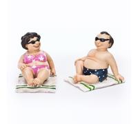 Dio Touristes sur la plage Vacanciers sur une serviette de plage avec lunettes de soleil, bikini et maillot de bain