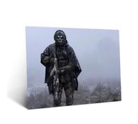 Displate Affiche métallique Call of Duty - Ghost in the Grey Mist Taille L | Affiche de décoration murale pour chambre à coucher. Fixation magnétique, montage sans outils.