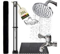 Douche solaire noire/argentée avec réservoir de 35 litres - Douche de jardin et douche de camping avec socle, pommeau de douche pluie, douchette pour les pieds, protection et étagère. Chauffage de l'e