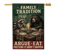 Drapeau de maison de Noël avec citation amusante de la tradition familiale | Personnage raton laveur, drapeau de cour, nappe à carreaux, dîner aux chandelles, thème de la forêt rustique