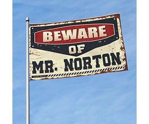 Drapeaux graphiques pour chambre « Beware of Mr. Norton » - Drapeaux pour garçons et filles (152 x 244 cm)