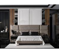 Élégant lit gris avec tables de chevet en bois et tissu