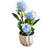 Élément de décoration scandinave avec trois roses en soie dans un pot de gaze noire pour une élégance calme dans les environnements quotidiens (bleu)