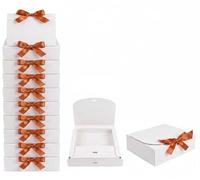 Emartbuy Lot de 12 boîtes cadeaux rectangulaires - 31 cm x 25,5 cm x 8 cm - Assemblage facile - Boîtes en papier kraft blanc avec nœud en ruban