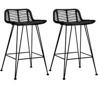 Ensemble de 2 tabourets de bar, couleur noire, avec assise en rotin naturel, pieds en métal. Dimensions : 46 x 48 x 79 cm. Hauteur d'assise : 62 cm. Idéal pour cuisine, bar ou comptoir. Capacité de ch