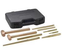 Ensemble de 9 outils en laiton, comprenant un marteau et des poinçons, présenté dans une boîte en bois