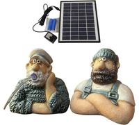 Ensemble de deux figurines de marins en forme de gargouilles solaires, avec batterie rechargeable. Idéales pour une fontaine d'extérieur, un jardin, un balcon ou un petit étang. Module solaire de 6,5W