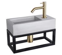 Ensemble de lavabo mural Differnz Ravo : lavabo rectangulaire en béton gris clair, robinet courbé finition or mat, avec porte-serviette intégré. Dimensions : 38,5 x 18,5 x 9 cm
