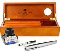 Ensemble stylo plume Diplomat Excellence A2 Guilloche Chrome avec une cartouche d'encre pour stylo plume bleu roi, présenté dans un coffret en bois précieux de grande qualité, avec des éléments en aci