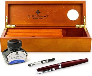 Ensemble stylo plume Diplomat Excellence A2 Magma Red avec une cartouche d'encre pour stylo plume bleu roi, présenté dans un coffret en bois précieux de grande qualité, avec des éléments en acier inox