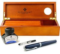 Ensemble stylo plume Diplomat Excellence A2 Midnight Blue Chrome avec une cartouche d'encre pour stylo plume bleu roi, présenté dans un coffret en bois précieux de grande qualité, avec des éléments en