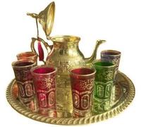 Ensemble Théière Marocaine 750ml avec Plateau Doré en Laiton Gravé et 6 Verres Artisanaux - Raffinement Traditionnel de Fès