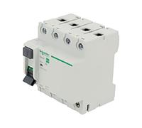 EZ9R49440 Interrupteur RCD Nom: 40A IDiff: 30mA Pôle: 4 400VAC IP20 1-35mm² N...