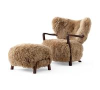 Fauteuil &Tradition Wulff ATD2 en Peau de Mouton Couleur Miel 50 Mm/ Noyer Huilé avec Pouf ATD3 Inclus