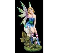 Figuren Shop GmbH Figurine d'elfe Bluey pensive - sur fleur bleue - Décoration fantaisie peinte à la main (26,5 cm) - Collection Tales of Aurelion - Idée cadeau pour les fans d'elfes et de fantasy