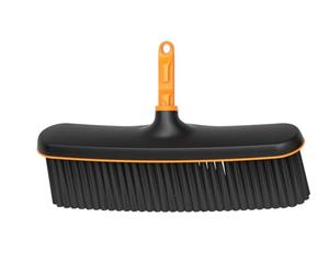 Fiskars OneClick Balai pour Patio, Embout pour Balai à Poils Souples | Changement Facile en Un Clic, pour Terrasses en Bois et Sols en Béton, Noir/Orange, 1080700