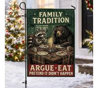Funny Family Tradition Drapeau de jardin avec citation ours Noël 30,5 x | Personnage raton laveur, drapeau de cour, nappe à carreaux, dîner aux chandelles, thème de la forêt rustique