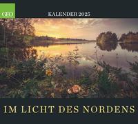 GEO - Dans la lumière du Nord 2025 : Calendrier mural grand format 50 x 45 cm avec des aurores boréales impressionnantes