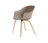 GUBI Chaise Bat new beige. structure en chêne laqué mat