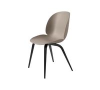 GUBI Chaise Beetle Nouveau beige. support en hêtre teinté noir