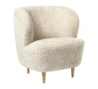 GUBI Chaise lounge Stay Small Peau de mouton Moonlight-chêne laqué