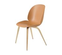 GUBI Chaise Beetle amber brown. structure en chêne laqué mat