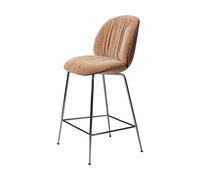 GUBI Tabouret de bar 65 cm Beetle Soft. dossier avant recouvert Tabouret Belsuede Dedar 132. noyer laqué-dossier noir. chrome