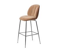 GUBI Tabouret de bar 75 cm Beetle Soft. dossier avant recouvert Tabouret Belsuede Dedar 132. noyer laqué-dossier noir. chrome