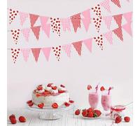 Guirlande triangulaire à thème fraise, combinant carreaux, couleur unie et imprimé fraise, palette de couleurs fraîches et douces, décoration murale pour fête d'anniversaire, ambiance complète, instal