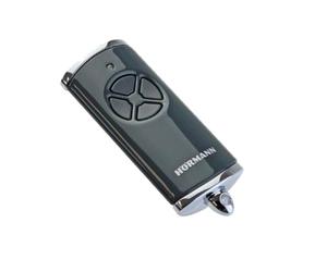 Hörmann Émetteur manuel HSE 4 BS (fréquence 868 MHz, anthracite brillant, motorisation de porte de garage avec capuchons chromés, piles, dimensions 28 x 70 x 14 mm, anneau inclus) 4511573