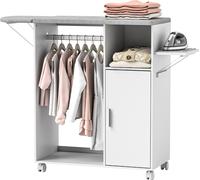 HOMCOM Meuble à repasser sur roulettes, table à repasser pliante, placard à porte, étagère réglable, barre de suspension, compartiment ouvert et support latéral, 127 x 42,5 x 99 cm, blanc