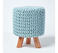 HOMESCAPES Pouf tressé en Tricot et Pieds en Bois, Coloris Bleu Pastel, 32x32x42 cm
