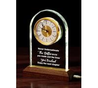 Horloge de départ à la retraite en verre - Cadeau pour femme et homme avec base lumineuse en bois - Plaque d'adieu gravée pour collègue patron - Cadeau de félicitations à la retraite - Idée cadeau