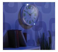 Horloge phosphorescente à fond blanc rad