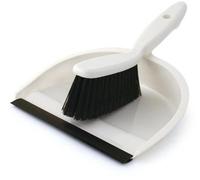 Ibenzoa® Industrielles : ensemble de balai et pelle ergonomiques. Balai avec une large plaque de balayage profonde, bord en caoutchouc, coloris noir et blanc, et des poils robustes