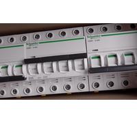 Schneider Electric – Disjoncteur Acti9 iC60N A9F77432 – 4P 32A Courbe C 400Vca 6000A/10kA