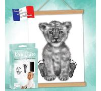 Keep'Love Affiche Empreintes Bébé, Kit Empreinte Bebe Pieds sans Encre, Affiche Mes Petits Petons Lionceau, Cadeau naissance, Souvenirs, Décoration murale, Chambre, Baguettes de Suspension (FORMAT A3)