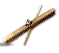 Kibros Balai cantonnier Coco Naturel 80 cm extérieur avec Manche Bois | Garnissage coco naturel, 80 cm, manche bois inclus, semelle bois, douille vissante, piste extérieur.