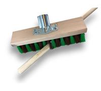 Kibros Balai cantonnier Jardinage 32 cm Fibre zébrée Manche Bois | Fibre synthétique zébrée marron et verte, sortie 90 mm, douille métal boulonnée, manche bois 1,40 m, jardinage extérieur.