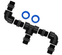 Kit de raccordement comprenant : un coude à 3 voies en plastique de 1", 5 raccords droits identiques, 1 coude en T, 2 coudes à 90°, 2 rouleaux de ruban PTFE