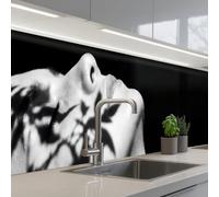 KitchenYeah© Credence Adhesive Pour Cuisine 60x300 cm Panneau Mural Adhesif Fond De Hotte Plaque Pvc Murale Peel And Stick Protege Mur Visage - Ombre - Feuilles - Noir - Blanc - Intime
