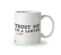 Kruzroyal Mug humoristique pour étudiant en droit, « Trust Me I'm Almost A Lawyer », cadeau fantaisie pour avocat stagiaire, parajuriste, avocat ou étudiant, idée cadeau fantaisie excellente idée
