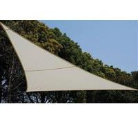 La grande bâche beige en forme de triangle protège du soleil et de la pluie fine. La bâche est fabriquée en tissu polyester et est munie d'œillets métalliques aux coins.