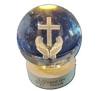 Lampe de chevet en forme de sphère de cristal, avec un motif 3D représentant une croix et des mains, équipée de LED à lumière chaude et montée sur un socle en bois
