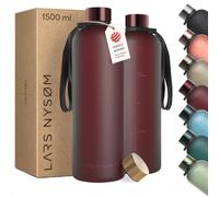 LARS NYSØM Gourde 1,5l | Bouteille d'eau 1500ml | Gourde de sport ultralégère en Tritan | Idéal pour le sport, le bureau, le yoga| 2 couvercles inclus (Berry Red, XL 1500ml)